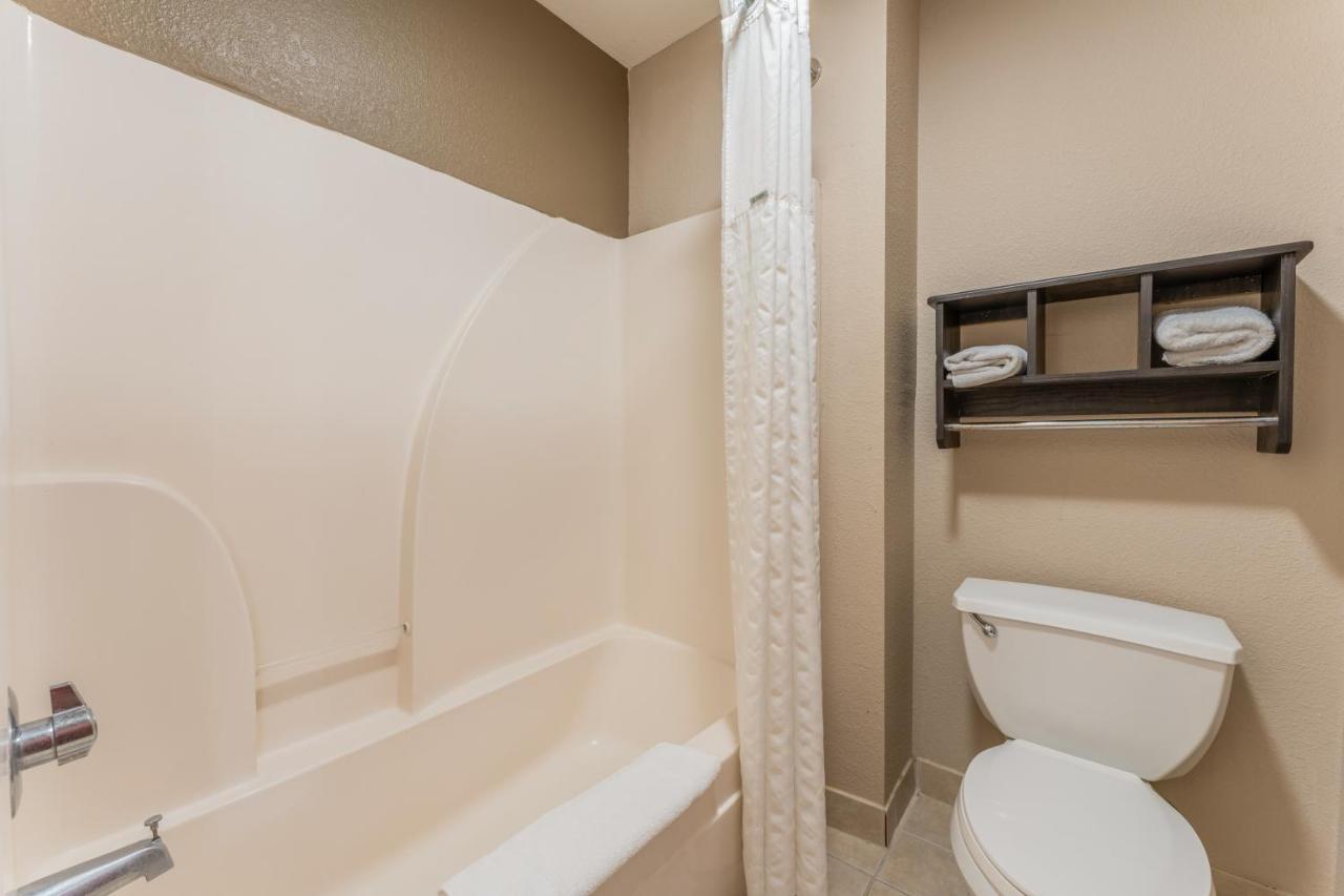 Super 8 By Wyndham Lake Charles Northeast Exterior photo