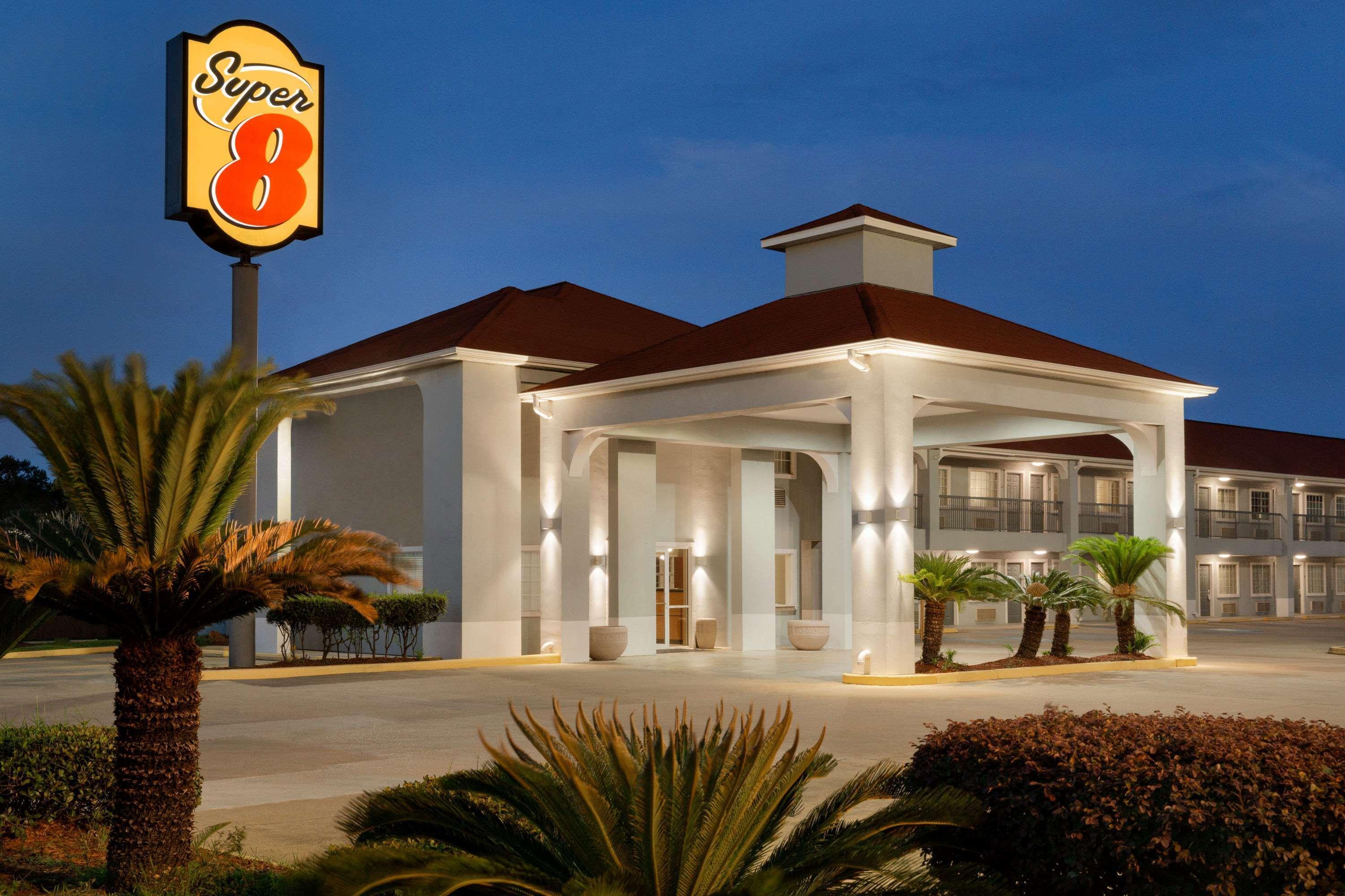 Super 8 By Wyndham Lake Charles Northeast Exterior photo